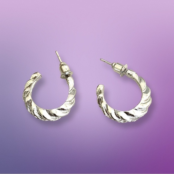 🔴 5 for $10 ONE PAIR Silver Tone Round Shaped Stud Earrings - Picture 2 of 3